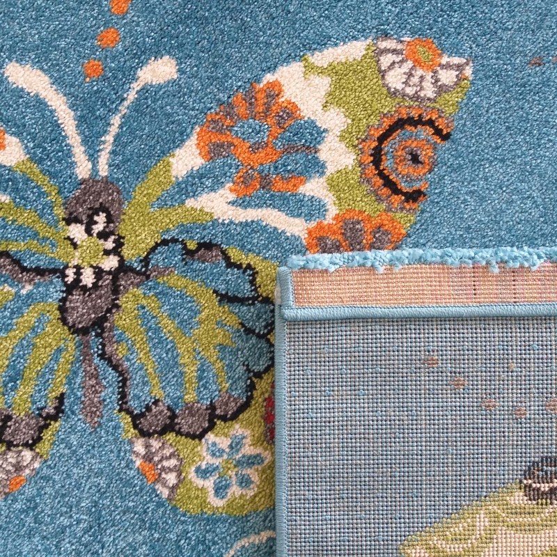 Koberec do detskej izby v modrej farbe s motívom motýľov
