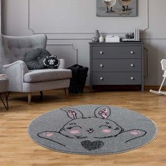 Šedý kulatý koberec s motivem zajíčka