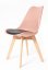 Pohodlná růžová židle ve skandinávském stylu