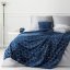 Luxusní tmavě modrá deka se stylovým stříbrným geometrickým tvarem