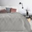 Světle šedý jednobarevný přehoz na postel se vzorem