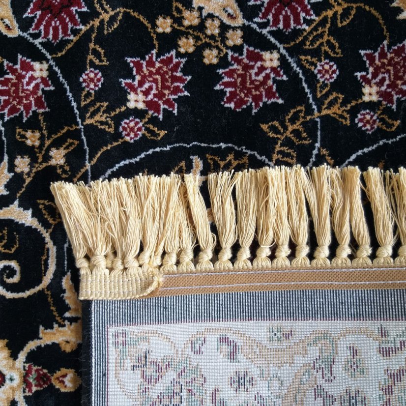 Kvalitný vintage koberec v čiernej farbe