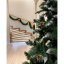 Schöne Weihnachtskiefer, geschmückt mit Schnee und Tannenzapfen 150 cm