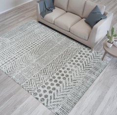 Dizajnový koberec s minimalistickým motívom