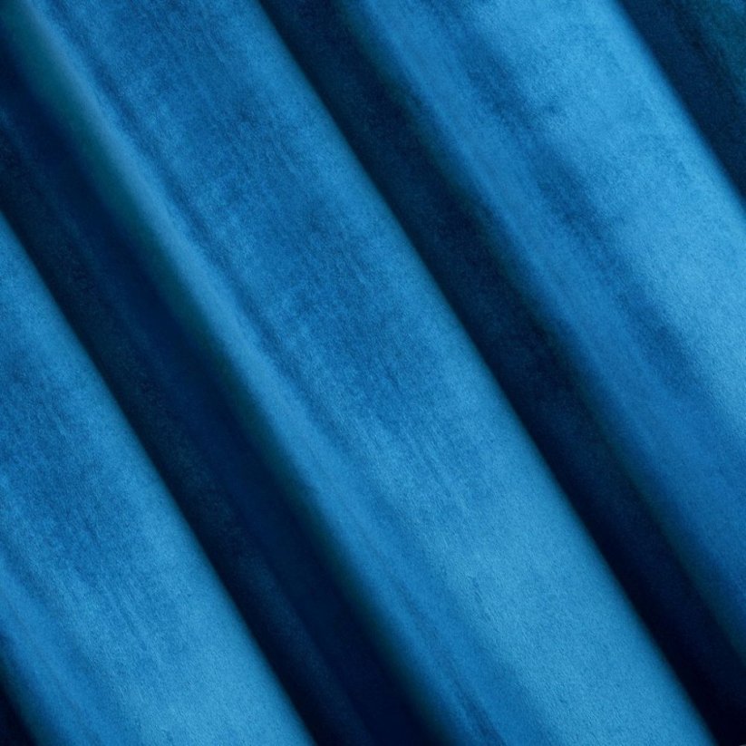Draperie elegantă de catifea albastră, pe bandă încrețită