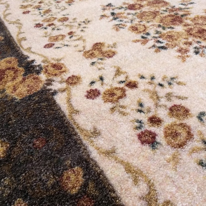 Hnědý vintage koberec s motivem květin