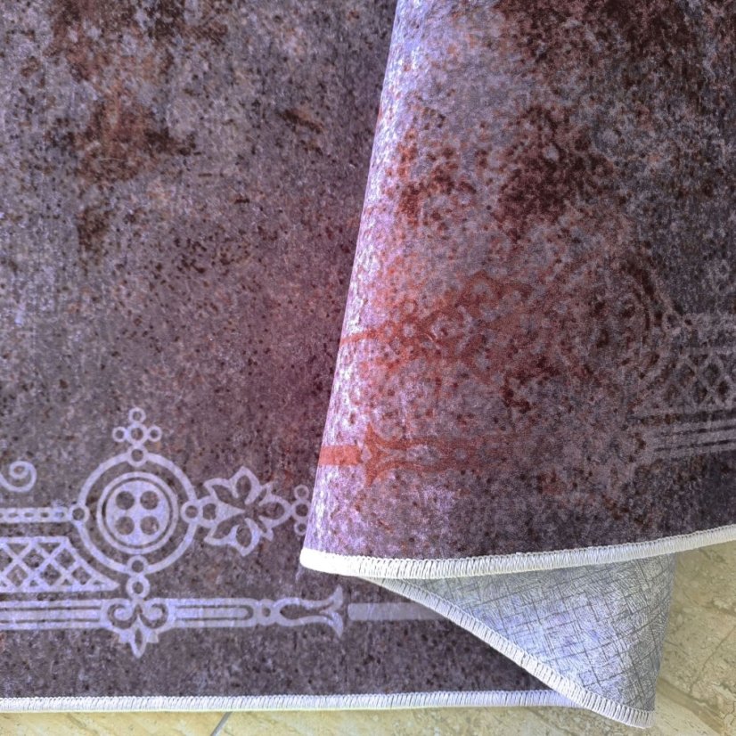 Tappeto scuro con cornice e patina orientale pregiata