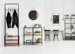 Štýlový vešiak na šaty vrátane políc na topánky