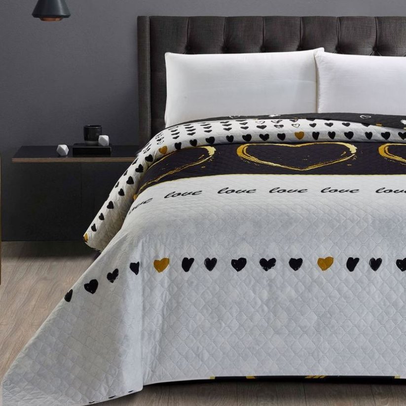 Fekete-fehér kétoldalas ágytakaró romantikus motívummal