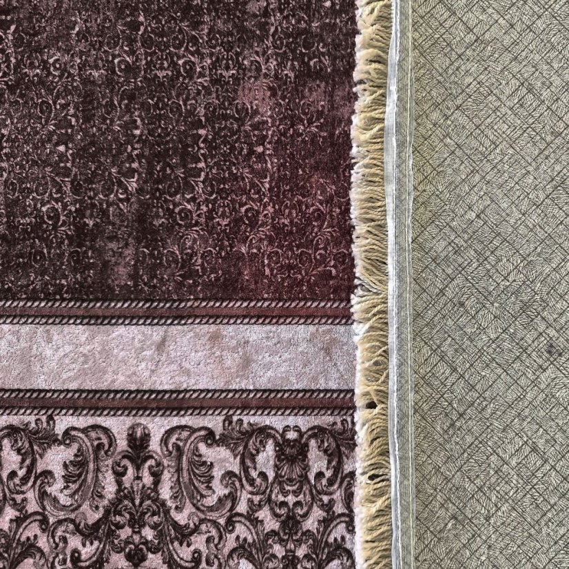 Elegante tappeto marrone con bordo ornamentale
