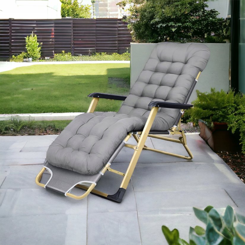 Zlaté zahradní lehátko s polštářem v šedé barvě