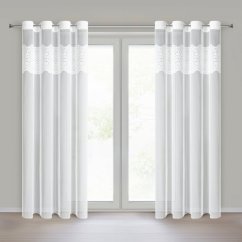 Bílá záclona s vyšívanými květy – jemná záclona na kroužky