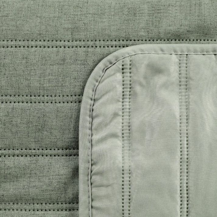 Prešito posteljno pregrinjalo z laneno teksturo v mint barvi