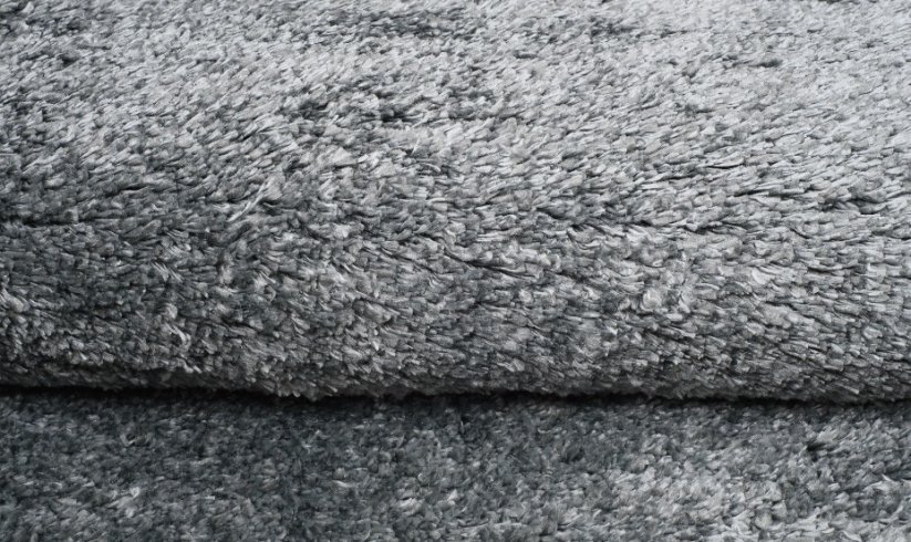 Hebký koberec sivej farby
