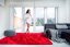 Plyšový kusový koberec červené barvy 140 x 200 cm