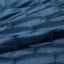 Moderný tmavo modrý prehoz na manželskú posteľ