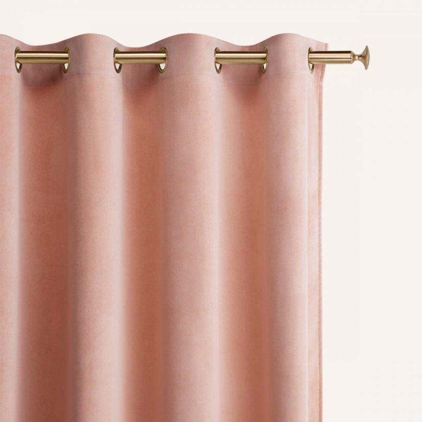 Púdrovo ružový velúrový záves Charmy na zlaté kruhy 140 x 250 cm