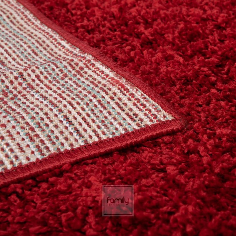 Kvalitný bordový koberec s vysokým vlasom