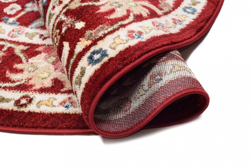 Červený kulatý koberec ve vintage stylu