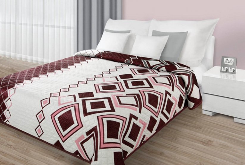 Obojstranné prehozy cez posteľ v krémovej farbe s bordovým vzorom 