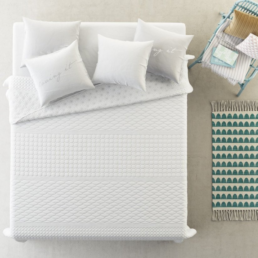 Elegántné jednofarebné obojstranné prehozy na posteľ v bielej farbe