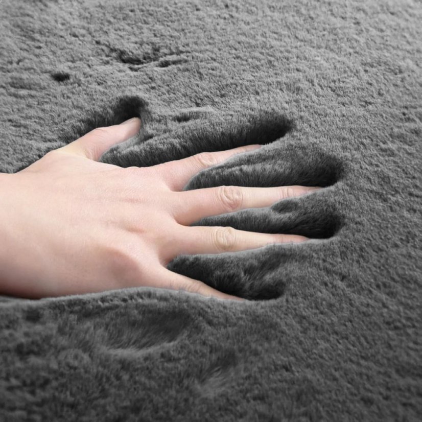 Luxusný hebký koberec tmavosivej farby 120x170 cm