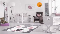 Veselý koberec do detskej izby sivej farby
