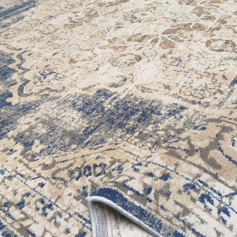 Bézsbarna szőnyeg kék vintage mintával