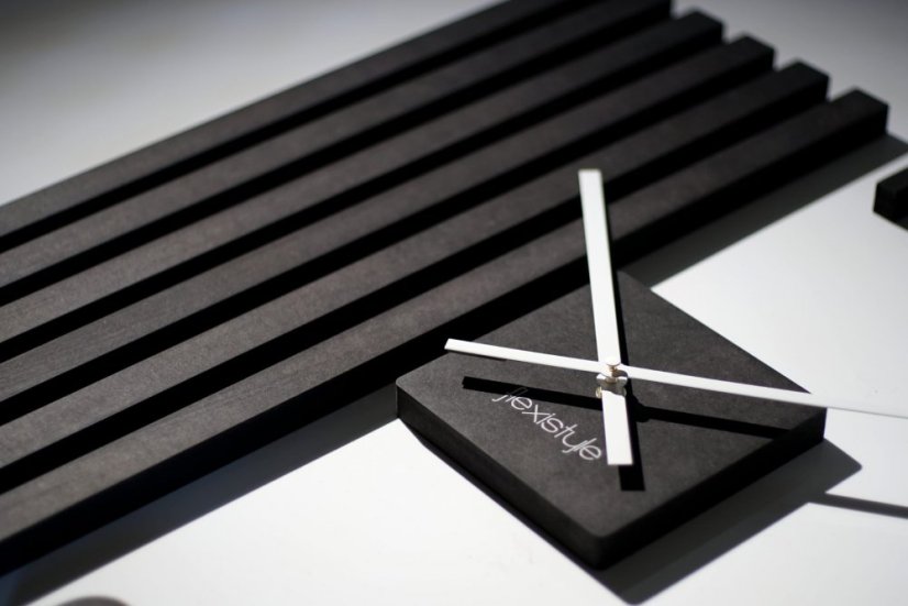 Luxuriöse Wanduhr aus Holz in Schwarz