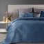 Cuvertură de pat decorativă pe două fețe pe un pat albastru