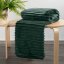 Pătură de pluș verde smarald cu dungă în relief