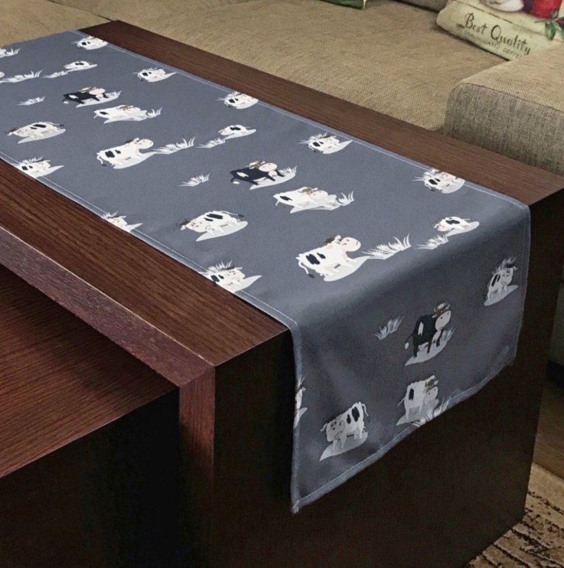 Sivý behúň s motívom kravičiek