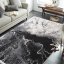 Černo bílý vzorovaný koberec s ozdobnými třásněmi