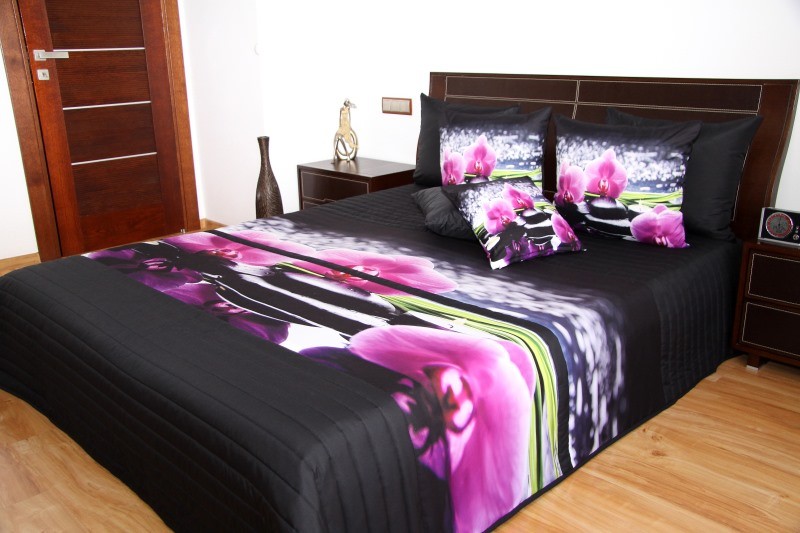 Prehozy na posteľ čiernej farby s 3D motívom orchideí Prehozy na posteľ čiernej farby s 3D motívom orchideí