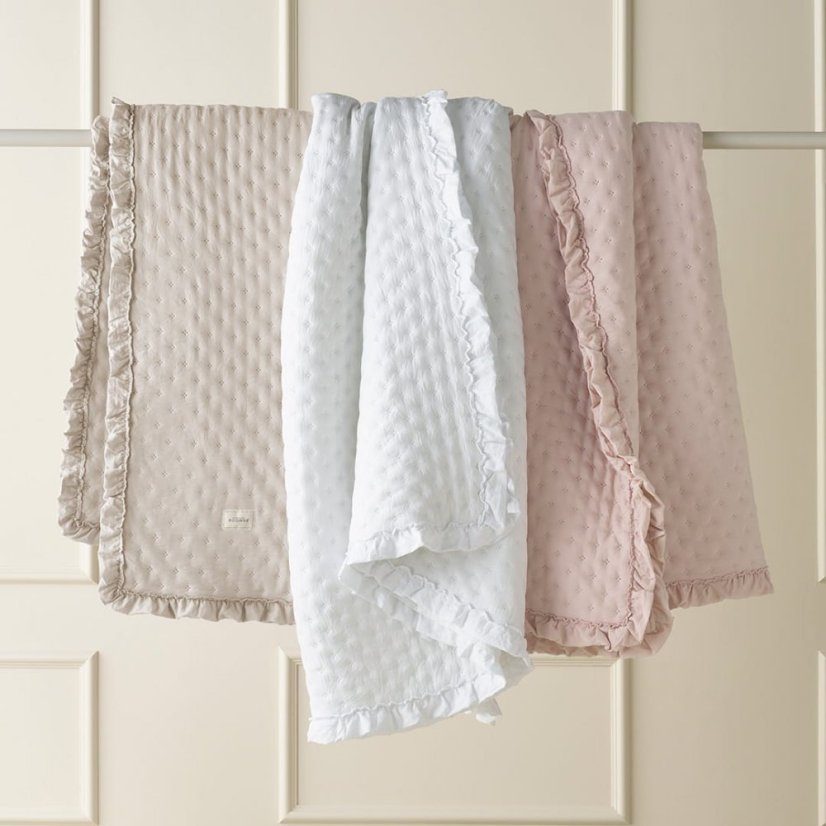 Prehoz na posteľ Molly bielej farby s volánom 200 x 220 cm