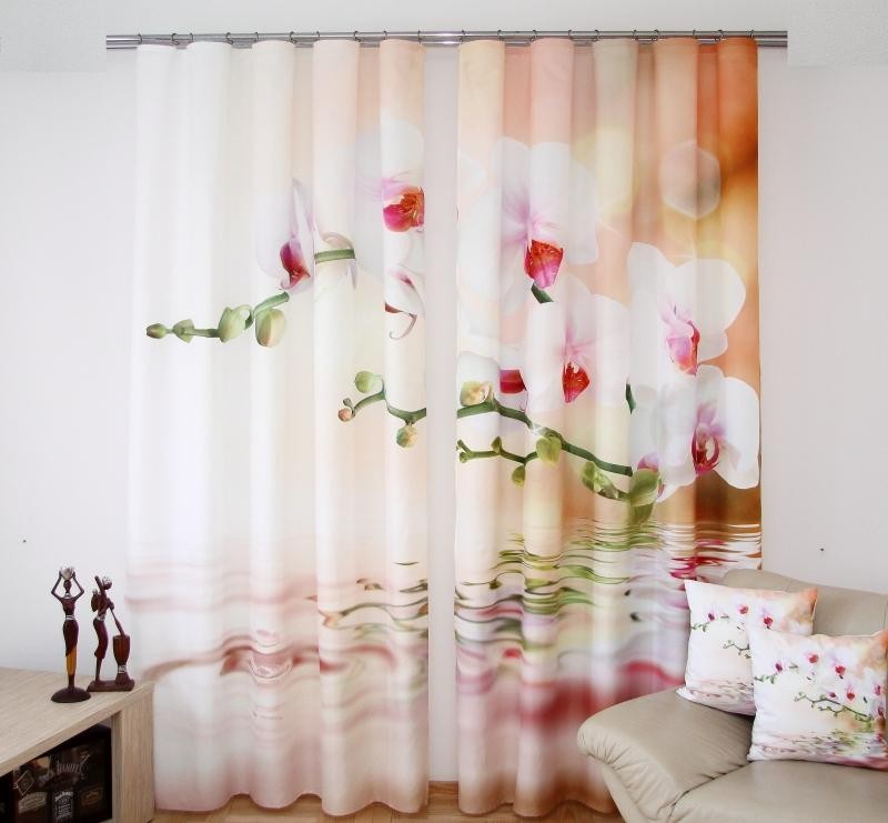 Béžové závěsy s motivem rozkvetlé orchideje