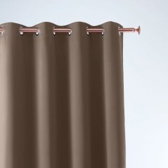 Hnedý záves Aura so zavesením na strieborné kruhy 140 x 300 cm Hnedý záves Aura so zavesením na strieborné kruhy 140 x 300 cm