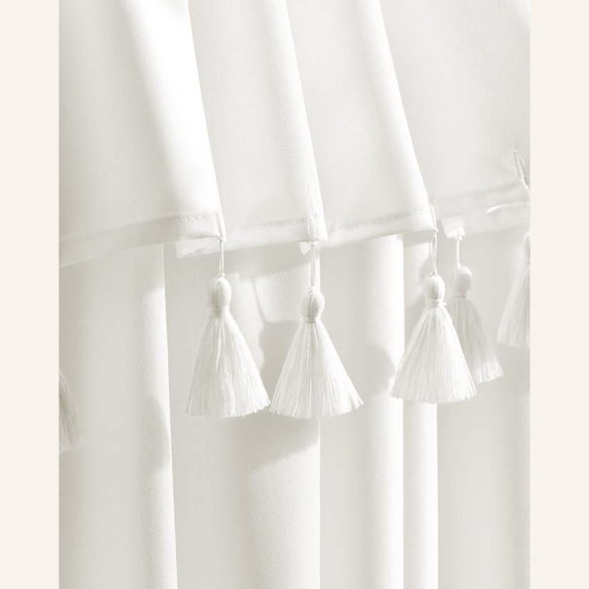Biely záves Astoria so strapcami na strieborné priechodky 140 x 250 cm