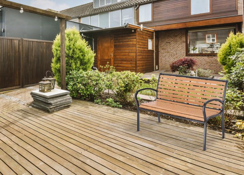 Moderná záhradná lavička v hnedej farbe 125 x 60 x 80 cm