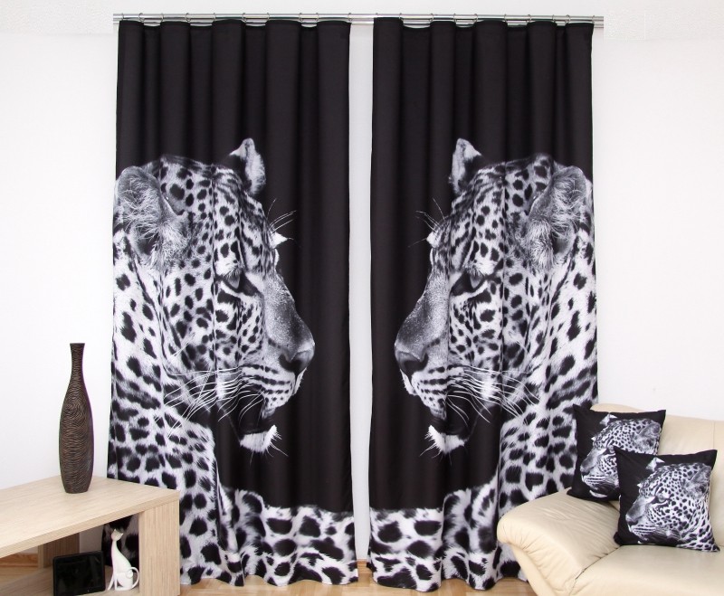 Schwarz-weiße Fenstervorhänge mit Leopardenmotiv