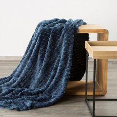 Hrubá deka modrej farby s moderným vzorom