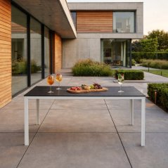 Veľký záhradný stôl v sivej farbe s bielymi nohami