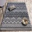 Moderan smeđi tepih u skandinavskom stilu