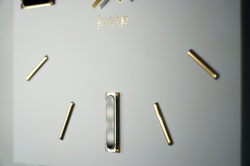 Weiße Uhr BRILLIANT 30 cm mit goldenem Zubehör