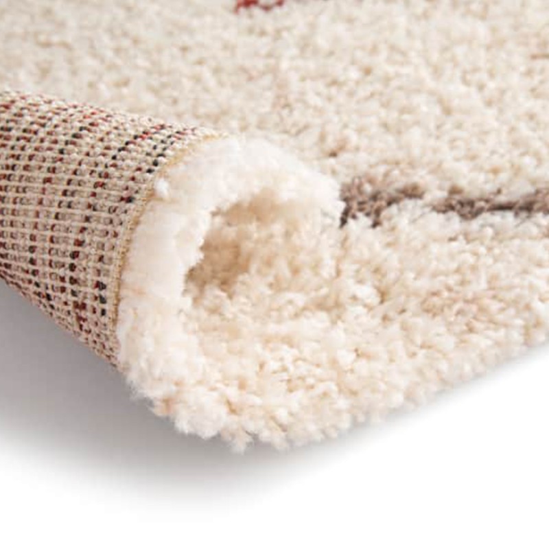 Shaggy koberec v béžovej farbe so vzorom