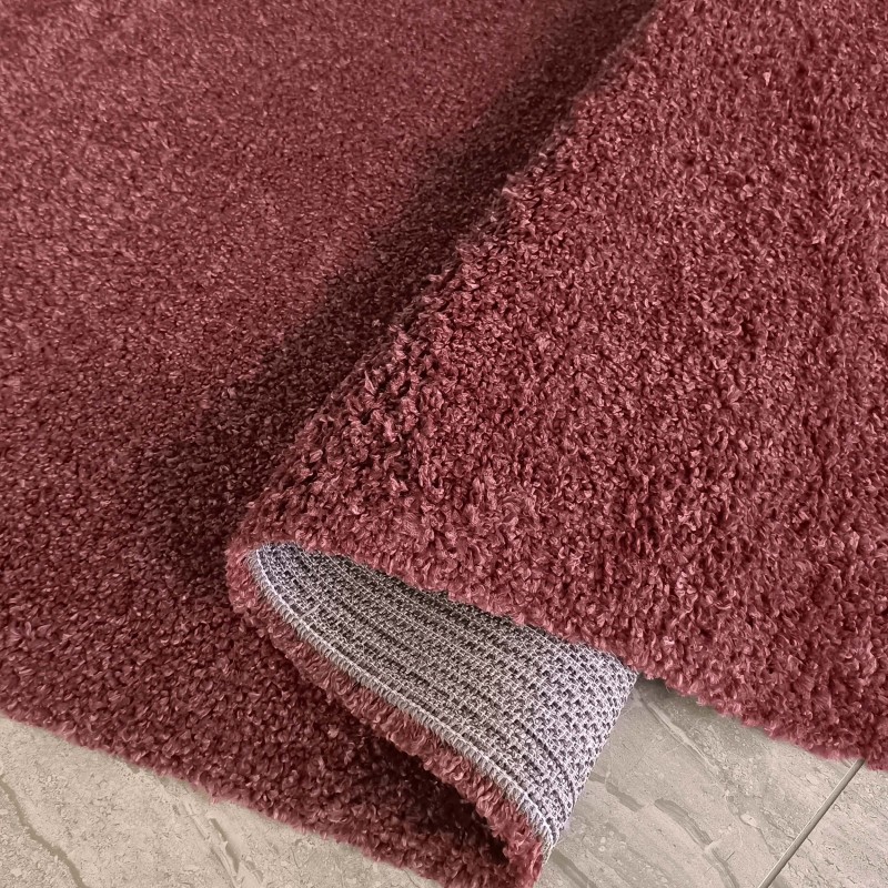 Moderný shaggy koberec v červenej farbe