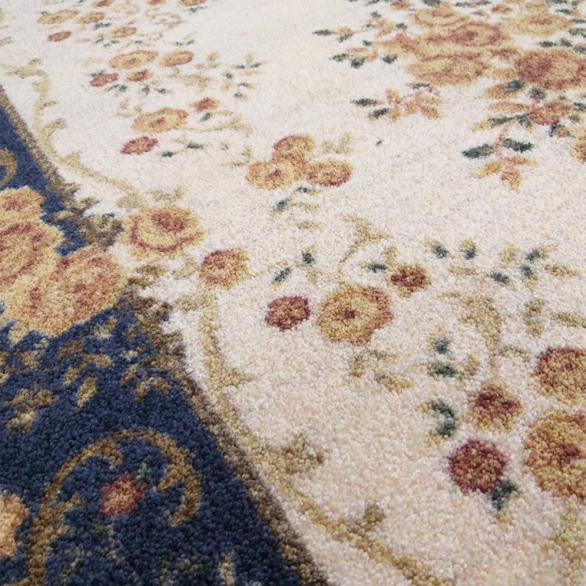 Kvalitetni krem plavi tepih s motivom cvijeća