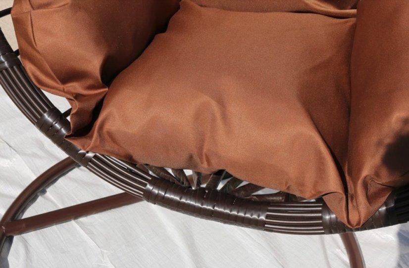 Štýlové závesné kreslo čiernej farby s rôznymi vankúšmi