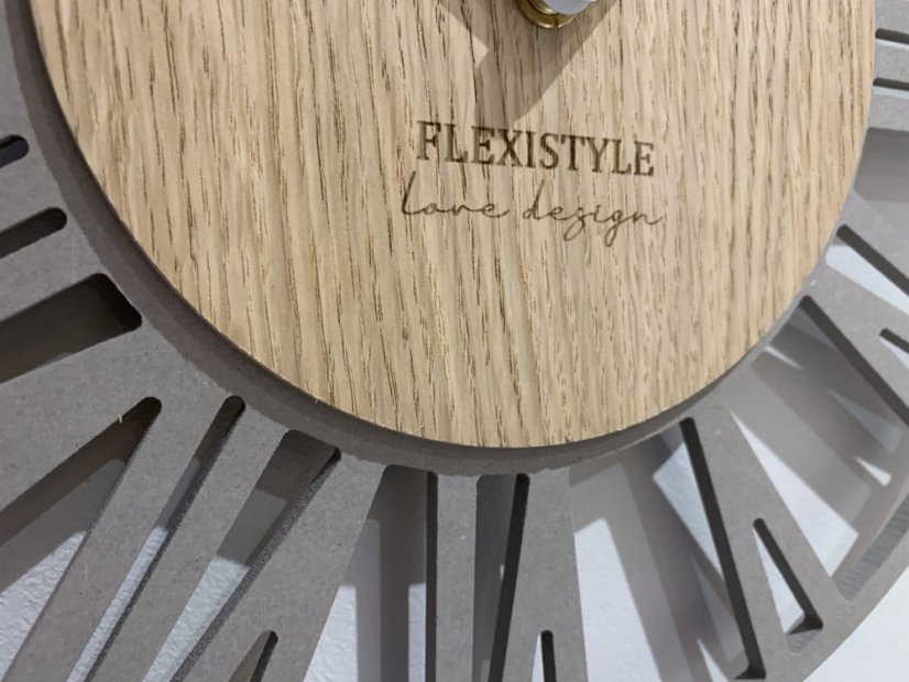 Schlichte graue Wanduhr im Holzdesign