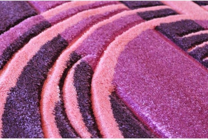 Pruhovaný fialový koberec s motívom kruhov